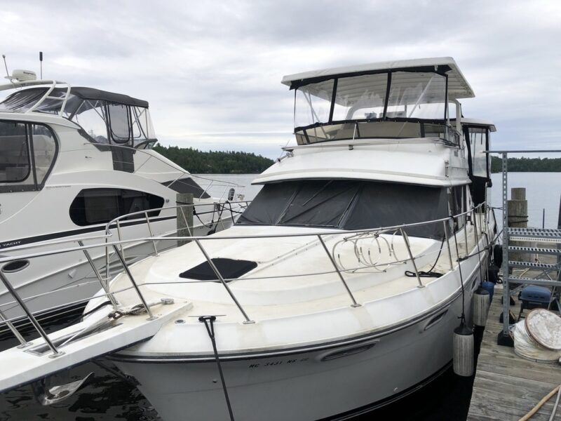 1989 Carver Yacht 3807